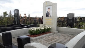 Комплекс с простым памятником